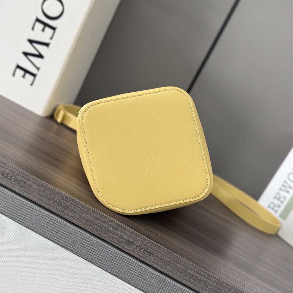 LOEWE Mini Pebble bucket in smooth calfskin(high-end grade)