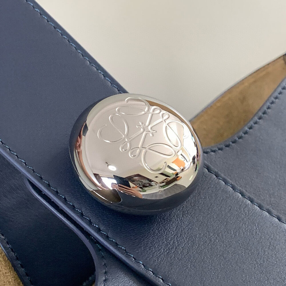 LOEWE Medium Pebble bucket in smooth calfskin(high-end grade)